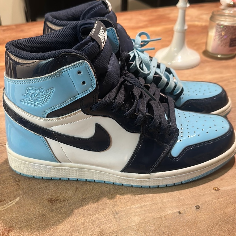 Does not come with box. Worn once great condition!